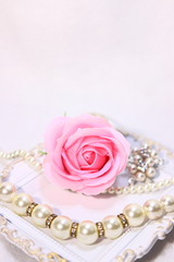 薔薇の花と真珠のアクセサリー(ネックレスとブローチ)