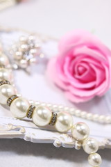 薔薇の花と真珠のネックレス
