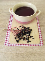 Dunkel violettes Färbebad, Färbemittel aus Holunderbeeren