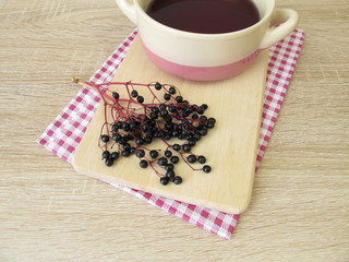 Dunkel violettes Färbebad, Färbemittel aus Holunderbeeren