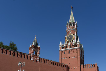 Fototapeta na wymiar Spasskaya tower of the Moscow Kremlin against a bright blue sky