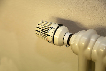 Heating radiator temperature controller in the apartment