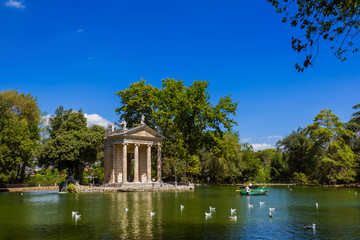 Fototapeta na wymiar Pond in Villa Medici - Rome Italy