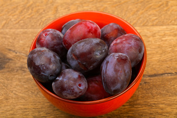 Obraz premium Plums in the bowl