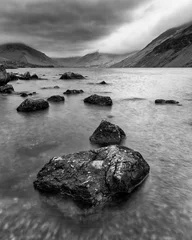 Papier Peint photo Lavable Noir et blanc Superbe image de paysage à longue exposition de l& 39 eau gaspillée au Royaume-Uni Lake District pendant la soirée de printemps de mauvaise humeur en noir et blanc
