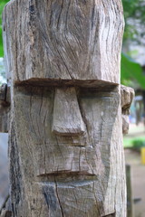 Tête de divinité sculptée en bois