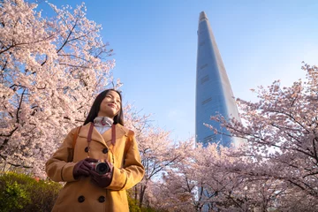 Papier Peint photo Lavable Séoul Dame asiatique voyage et marche dans le parc des cerisiers en fleurs