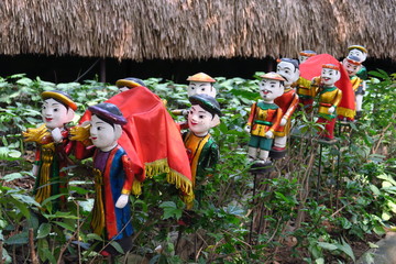 Marionnettes dans un jardin