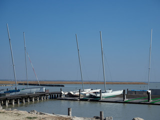 Obraz premium Sailboats moored to wood jetty