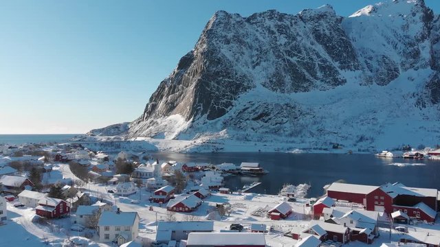Les &icirc;les Lofoten en hiver, film&eacute;s depuis un drone - Reine