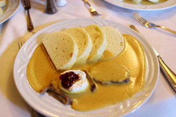 チェコの国民食 クネドリーキ（茹でパン）