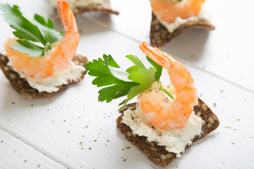 Appetizers with shrimps and cream cheese