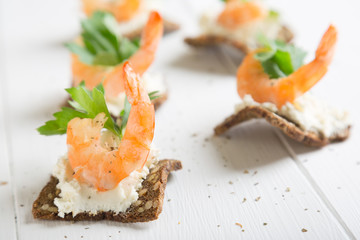 Appetizers with shrimps and cream cheese