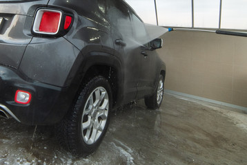 Manual car wash with pressurized water