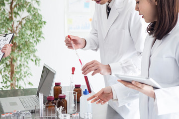 様々な液体を混ぜ合わせる研究員達