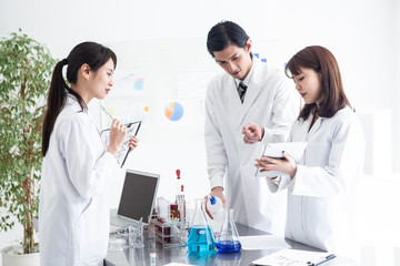 実験データを確認する研究員達