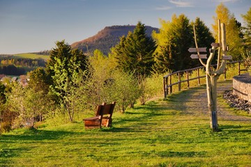 rastplatz mit wegweiser an der halde in annaberg-buchholz