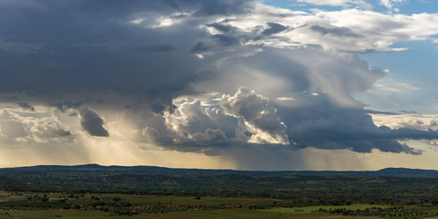 Entardecer com núvens de tempestade
