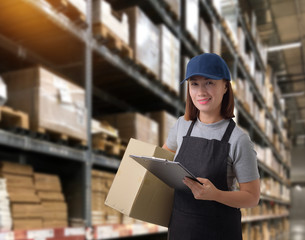 Female staff Delivering products Sign the signature on the product receipt form with parcel boxes