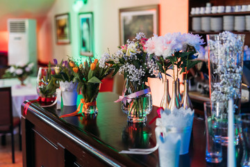 Udekorowane kwiatami i ozdobami stoły na uroczystości rodzinne takie jak wesela