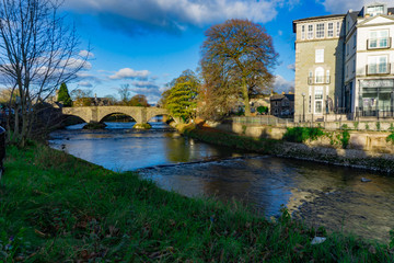 Obraz premium Cityscape of River Kent at Lound Road in Kendal, Cumbria, England in cloudy blue sky day