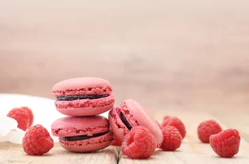 Fototapeten Pink Macarons mit Himbeermarmelade und frischen Beeren geschlossen © igradesign