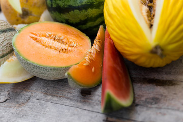 verschiedene melonen auf holztisch