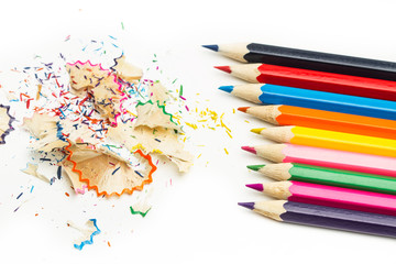 Lápices de colores para dibujar y pintar sobre fondo blanco. Vista superior