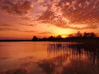 Zachód słońca. Jezioro na Warmii. Dywity