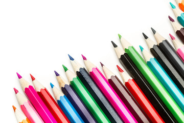  Lápices de colores para dibujar y pintar sobre fondo blanco asilado. Vista superior. Copy space