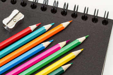 Surtido de Lápices de colores  y cuaderno vista desde arriba