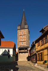 Obraz premium Wehrturm der alten Stadtmauer von von Quedlinburg im Harz in Sachsen-Anhalt, Deutschland 