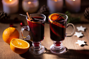 Vin chaud fait maison devant les bougies