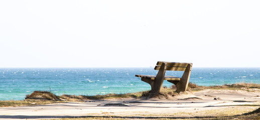 Urlaub am Meer, Sitzbank an der Steilküste mit Meeresblick