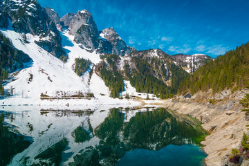 Berge am See in den Alpen von Österreich