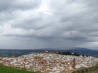 Paisaje de la ciudad de Antequera casas, castillo, campos verde día nublado provincia de Málaga,...