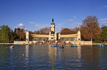 Fototapeta na wymiar Monument and pond in the park of El Retiro, Madrid, Spain