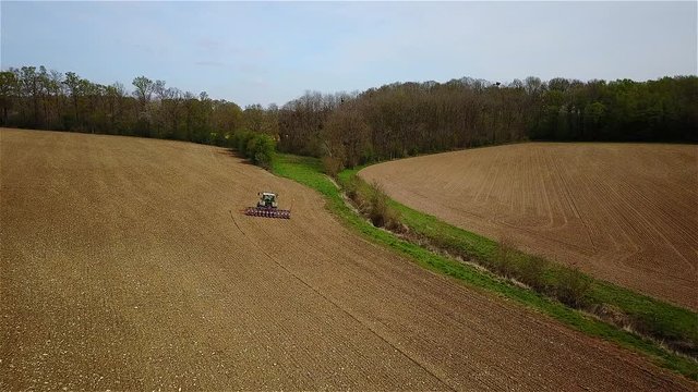 culture des c&eacute;r&eacute;ales, semi de printemps en plein champ