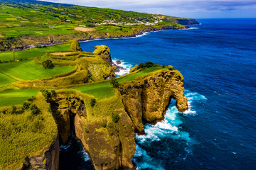 Azoren - Küsten, Wellen, Klippen und Landschaften von Sao Miguel aus der Luft