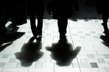 人・足元のシルエット