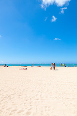 Fototapeta na wymiar 〈ハワイ〉ワイキキビーチの白い砂浜