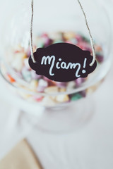 Bocal de bonbon avec une étiquette miam