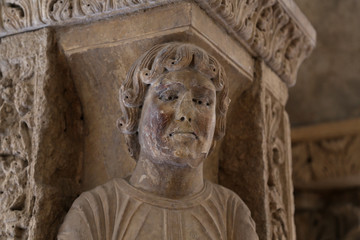 detail aufnahmen im Romanesque Cloisters Church des Heiligen Trophime Cathedral in Arles. Provence,...