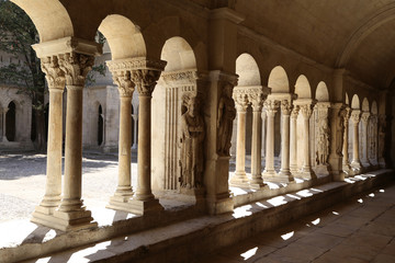 detail aufnahmen im Romanesque Cloisters Church des Heiligen Trophime Cathedral in Arles. Provence, Frankreich