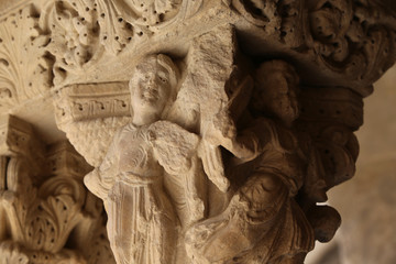 detail aufnahmen im Romanesque Cloisters Church des Heiligen Trophime Cathedral in Arles. Provence,...