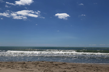 Strand am Mittelmeer im Sommer, Camargue, Frankreich