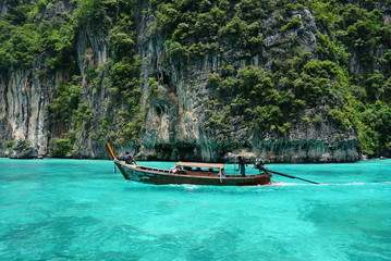 Fototapeta na wymiar longtail boat cruise in thailand phi phi island crystal clear blue water