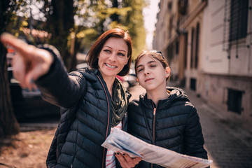 Obraz premium Mother and daughter tourist using city map