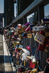 Fototapeta na wymiar bunte Schlösser an einer Brücke über dem Main in Frankfurt