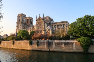 Cathédrale Notre-Dame de Paris, façade sud (côté Seine) après l'incendie du 15 avril 2019...